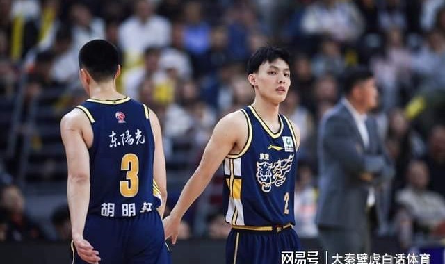 开云体育官网-胡明轩大爆发！广东4连胜登顶，北京队重返前4，最新排名一夜变天